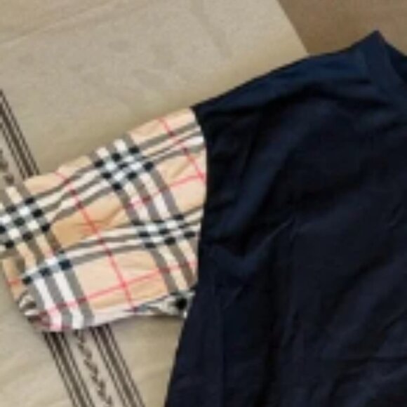 Authentic Burberry black T-Shirt with Plaid Sleeves - Picture 2 of 4